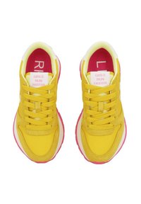Gelbe Sneaker aus Stoff und Wildleder, mit pinken Akzenten, runder Form, Schnürverschluss und Aufschriften "GIRLS RUN FASTER".