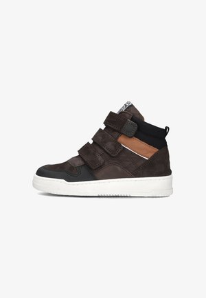 Bruine hoge sneakers zijn gemaakt van een mix van gladde en gestructureerde materialen, voorzien van drie verstelbare banden en een witte rubberen zool voor grip.
