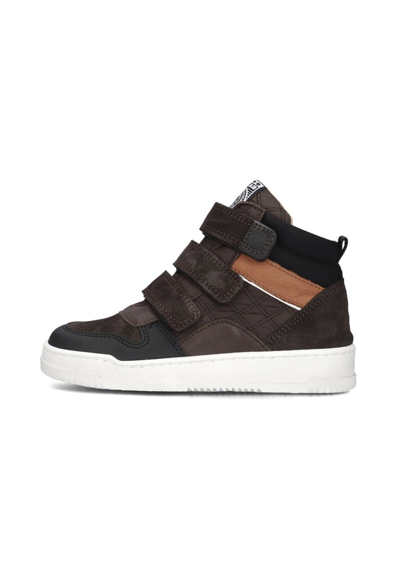 Braune High-Top-Sneaker bestehen aus einer Kombination aus glatten und strukturierten Materialien, verfügen über drei verstellbare Riemen und haben eine weiße Gummisohle für besseren Halt.