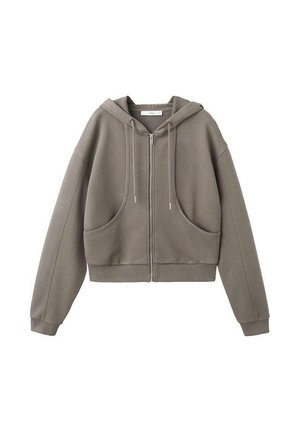 Krajši pulover s kapuco v umirjeni olivno zeleni barvi, izdelan iz mehke tkanine. Ima sprednjo zadrgo, velike žepke in kapuco z vrvico z metalnimi konicami.