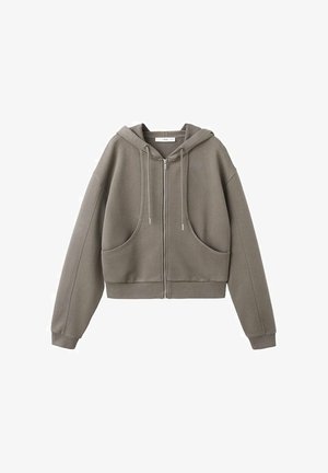 Krátká mikina s kapucí v tlumené olivově zelené barvě, vyrobená z měkké látky. Má přední zip, velké kapsy a kapuci se stahovací šňůrkou zakončenou kovovými koncovkami.
