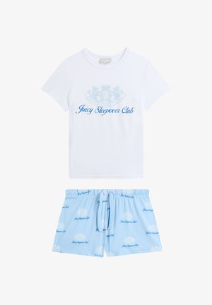 Wit katoenen T-shirt met blauwe tekst en logo "Juicy Sleepover Club", gecombineerd met lichtblauwe korte broek met een herhalend logopatroon.