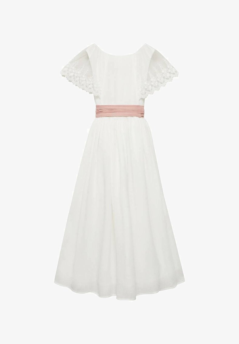Rochie albă cu mâneci scurte, cu dantelă, o panglică din satin roz la talie și o fustă lungă, fluidă. Textură moale și material ușor.