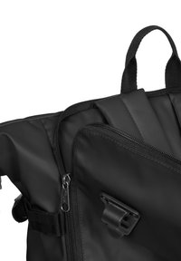 Sac à dos noir en tissu durable ; équipé de fermetures éclair, d'une poignée supérieure et de bretelles réglables. Comprend une poche avant avec un clip.