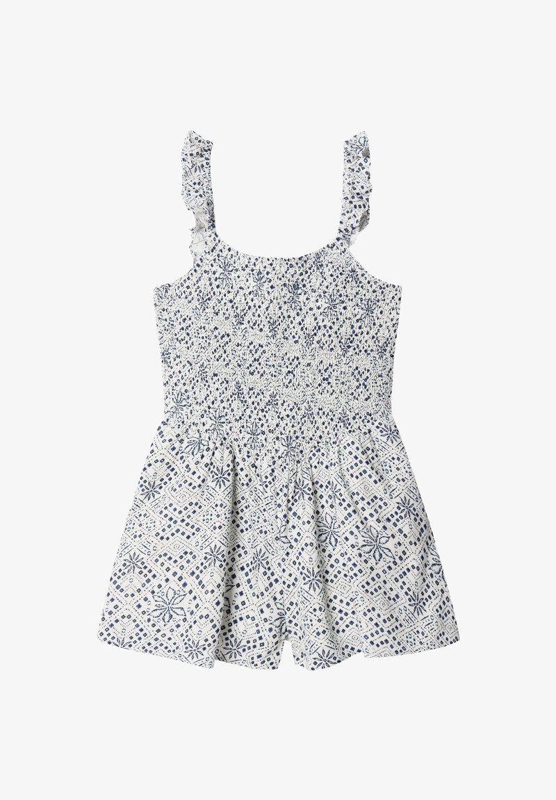 Biely overal bez rukávov s modrým geometrickým kvetinovým vzorom a volánikovými ramienkami, s nariasenou časťou na hrudi a voľnými šortkami na spodnej časti.