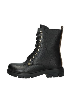 Zwarte veterschoen tot de enkel van structuurleer met gouden hardware, een ronde neus, een dikke zool en een contrasterend paneel op de hak.
