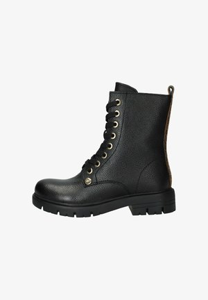 Zwarte veterschoen tot de enkel van structuurleer met gouden hardware, een ronde neus, een dikke zool en een contrasterend paneel op de hak.