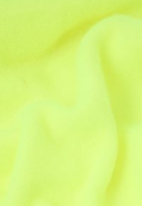 Lyse neon-gul stof med en blød, tekstureret overflade, der har subtile farvevariationer og en glat faldende kvalitet.