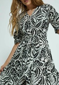 PEPPERCORN PCTOMINA - Denné šaty - black print
