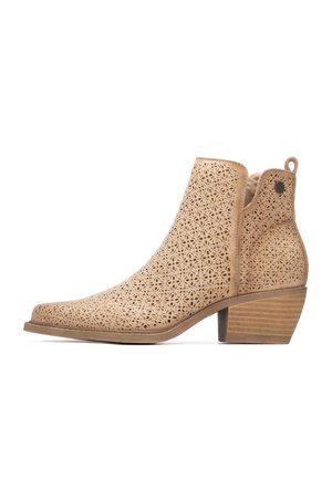 Botines recortados de color tostado hechos de material suave, con un tacón bajo apilado y un patrón floral. Lengüeta trasera para facilitar su uso.