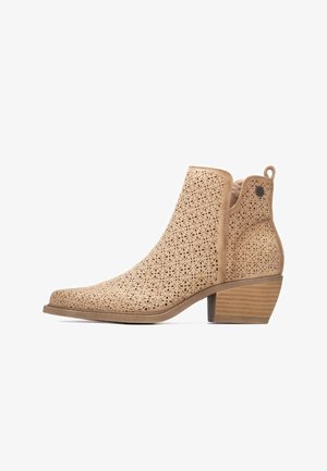 Botines recortados de color tostado hechos de material suave, con un tacón bajo apilado y un patrón floral. Lengüeta trasera para facilitar su uso.