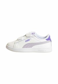 Scarpe da ginnastica bianche con chiusure in velcro, progettate con accenti viola e strisce laterali testurizzate, dotate di suola in gomma e interno imbottito.
