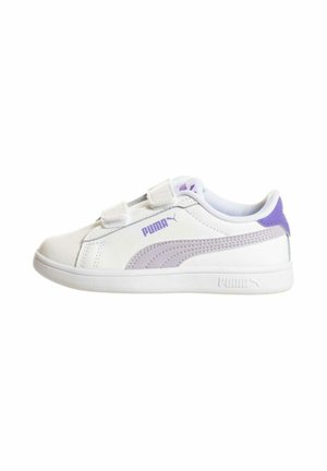Scarpe da ginnastica bianche con chiusure in velcro, progettate con accenti viola e strisce laterali testurizzate, dotate di suola in gomma e interno imbottito.