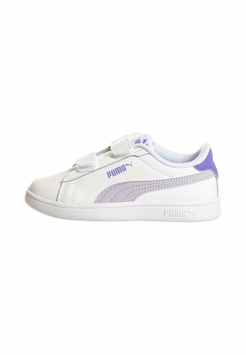 Scarpe da ginnastica bianche con chiusure in velcro, progettate con accenti viola e strisce laterali testurizzate, dotate di suola in gomma e interno imbottito.