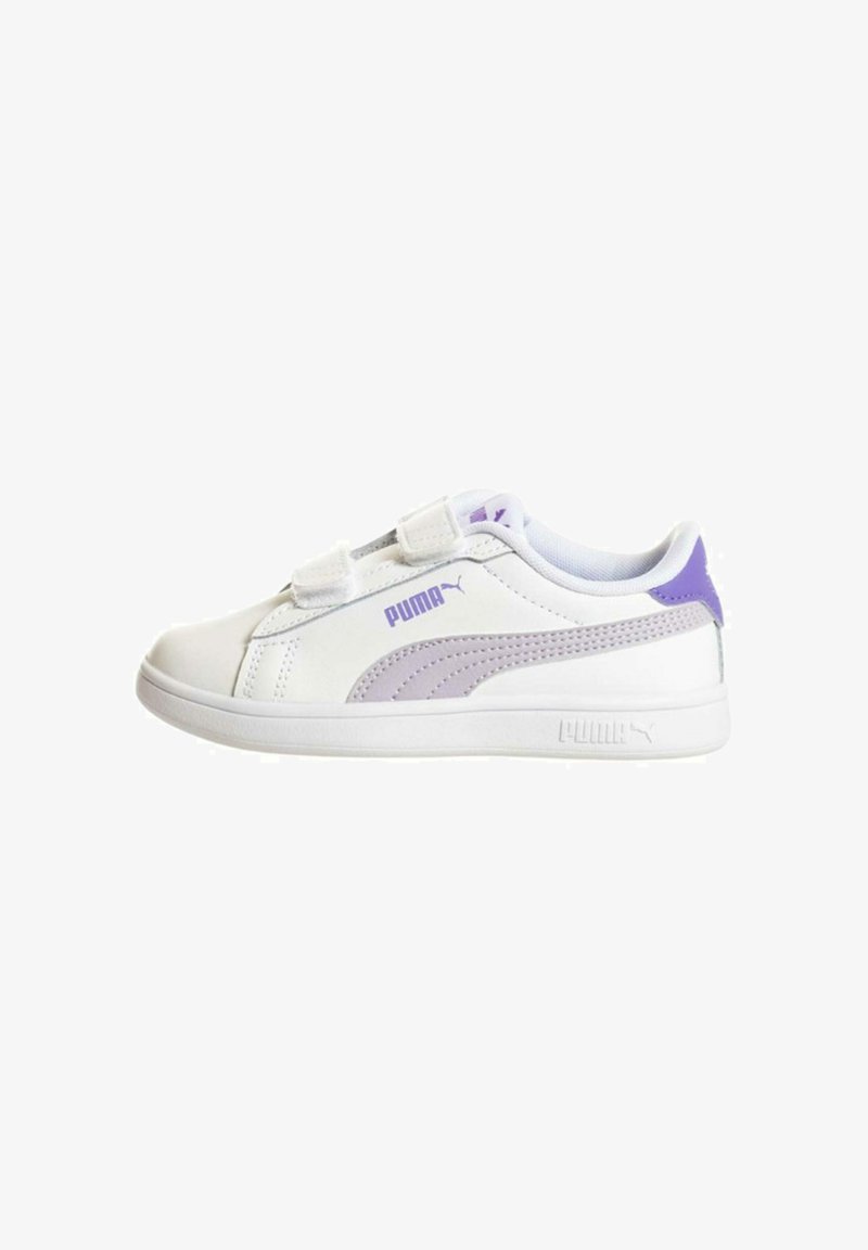 Scarpe da ginnastica bianche con chiusure in velcro, progettate con accenti viola e strisce laterali testurizzate, dotate di suola in gomma e interno imbottito.