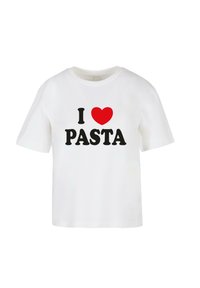 T-shirt en coton blanc à manches courtes, avec un texte noir disant "J'AIME" et un cœur rouge au-dessus du mot "PASTA."