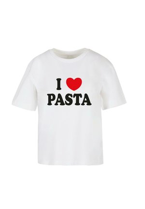 Weißes Baumwoll-T-Shirt mit kurzen Ärmeln, das eine schwarze Schrift mit der Aufschrift "I LOVE" und einem roten Herz über dem Wort "PASTA" zeigt.