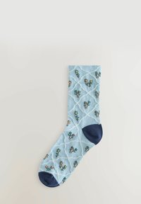 Calcetines azules con patrones florales, que presentan un diseño de diamante y acentos en el talón y la punta en color azul marino. Fabricados con un tejido suave y texturizado.