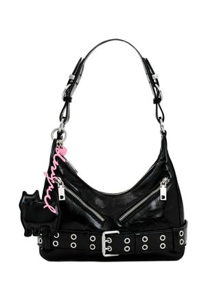 Geantă de umăr din piele neagră cu fermoare argintii, detaliu cu cataramă și o breloc în formă de pisică roz, cu text scris cursiv.
