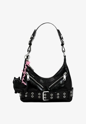 Sac d'épaule en cuir noir avec fermetures éclair argentées, détail de ceinture à boucle et un charm en forme de chat rose avec texte en cursive.