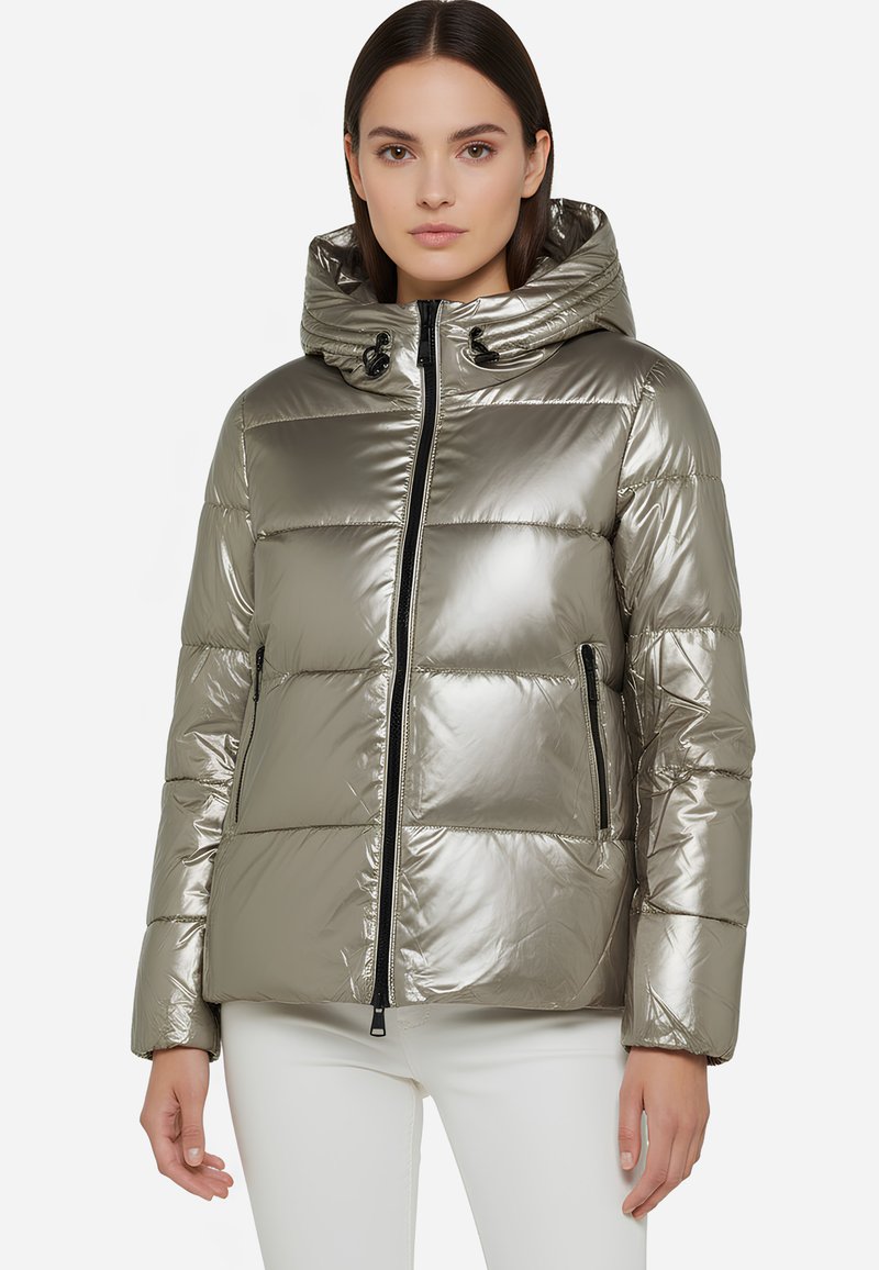 Giacca puffer metallizzata argento con cappuccio, design a cuciture orizzontali, chiusura con zip frontale e tasche laterali. Tessuto liscio e lucido.