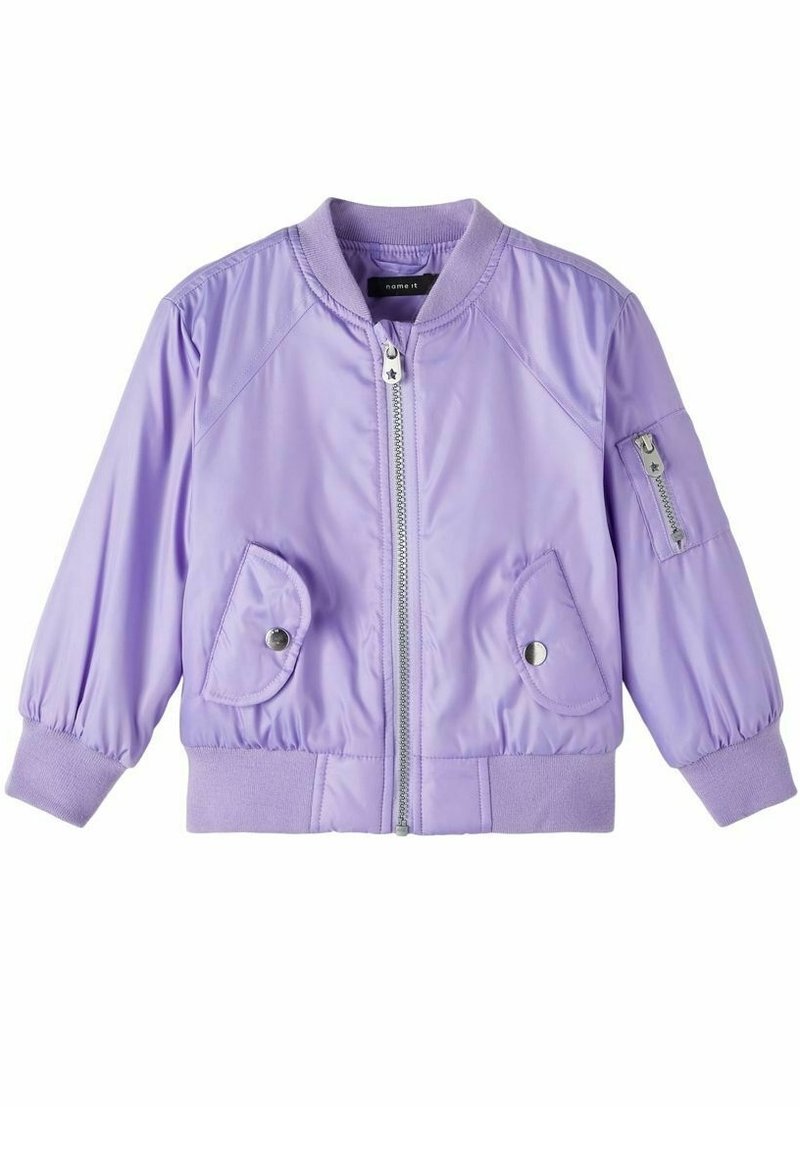Blouson aviateur pour enfants de couleur violet clair avec une fermeture éclair à l'avant, deux poches à boutons-pression, des poignets côtelés et une poche zippée sur la manche gauche.