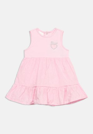 Varrukateta hele roosa beebikleidi tekstureeritud seelikuga, volditud äärega ja hõbedase südamega, millele on rinnal tikitud "Sweet", taga klõpslukk.