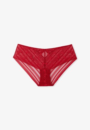 Slips bikini rossi in pizzo con intricati motivi floreali, ampia fascia in pizzo in vita e pannelli semi-trasparenti per un aspetto delicato.