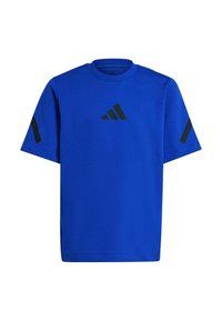 Camiseta atlética azul hecha de una mezcla de algodón, con cuello redondo, mangas cortas, logotipo negro en el pecho y detalles negros en las mangas.