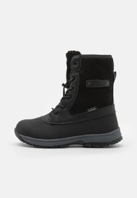 Zwarte waterdichte laars met een rubberen zool, suede bovenkant en leren accenten met textuur. Voorzien van een vetersluiting en een verstevigde teen.