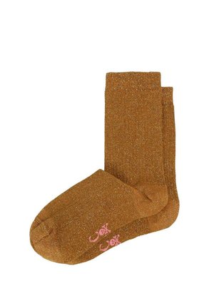 Par de calcetines marrones con brillo y logo de la marca en rosa cerca de los dedos, mostrados planos y superpuestos sobre fondo blanco.