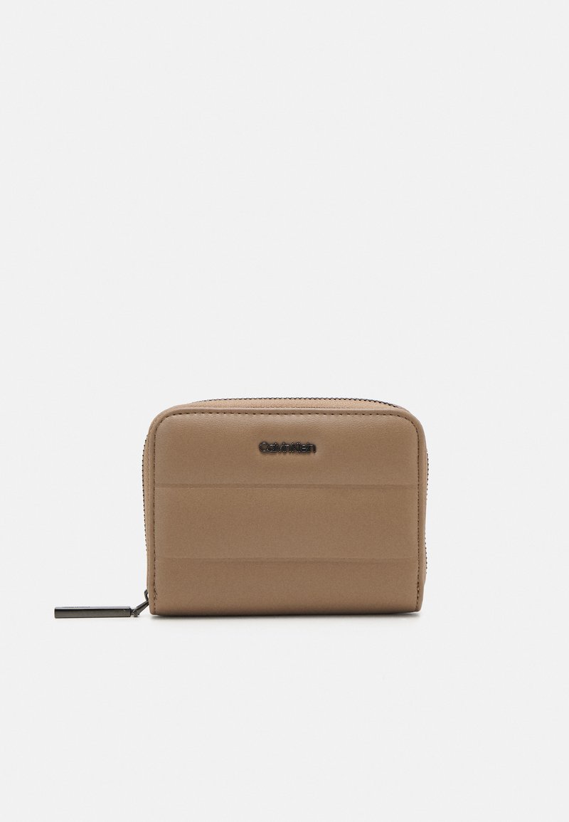 Calvin Klein LINE QUILT MEDIUM ZIP AROUND - Peněženka - chanterelle