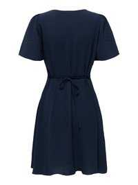 Granatowa sukienka z krótkim rękawem z teksturowanej tkaniny z wiązanym paskiem w talii, widziana od tyłu.