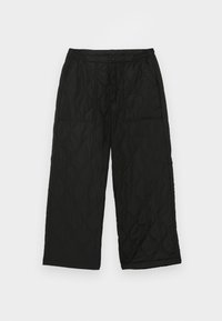 Černé prošívané kalhoty s elastickým pasem, velkými bočními kapsami a volným střihem. Tkanina má jemnou strukturu a diamantový vzor.