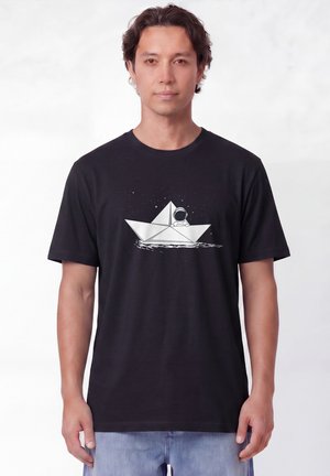 watapparel, ASTRONAUT IN PAPER BOAT UNISEX - T-shirt print - black