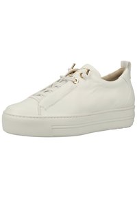 Baskets en cuir blanc avec un bout arrondi, semelle plate et quincaillerie dorée décorative sur les lacets. Tige texturée et design minimaliste.