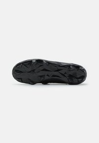 Suela de zapato deportivo negro con un patrón angular y geométrico y prominentes tacos de tracción. Fabricada con caucho texturizado para agarre y estabilidad.