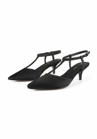 Černé slingback podpatky s špičatou špičkou, saténovým materiálem, štíhlými kotníkovými pásky a malým podpatkem, s designem t-pásku.