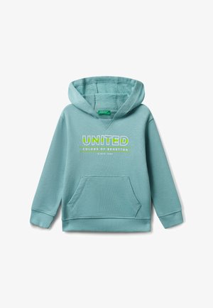 Světle modrá mikina s kapucí, přední kapsou a nápisem "UNITED Colors of Benetton Since 1965" vytištěným v zelené a bílé na hrudi.
