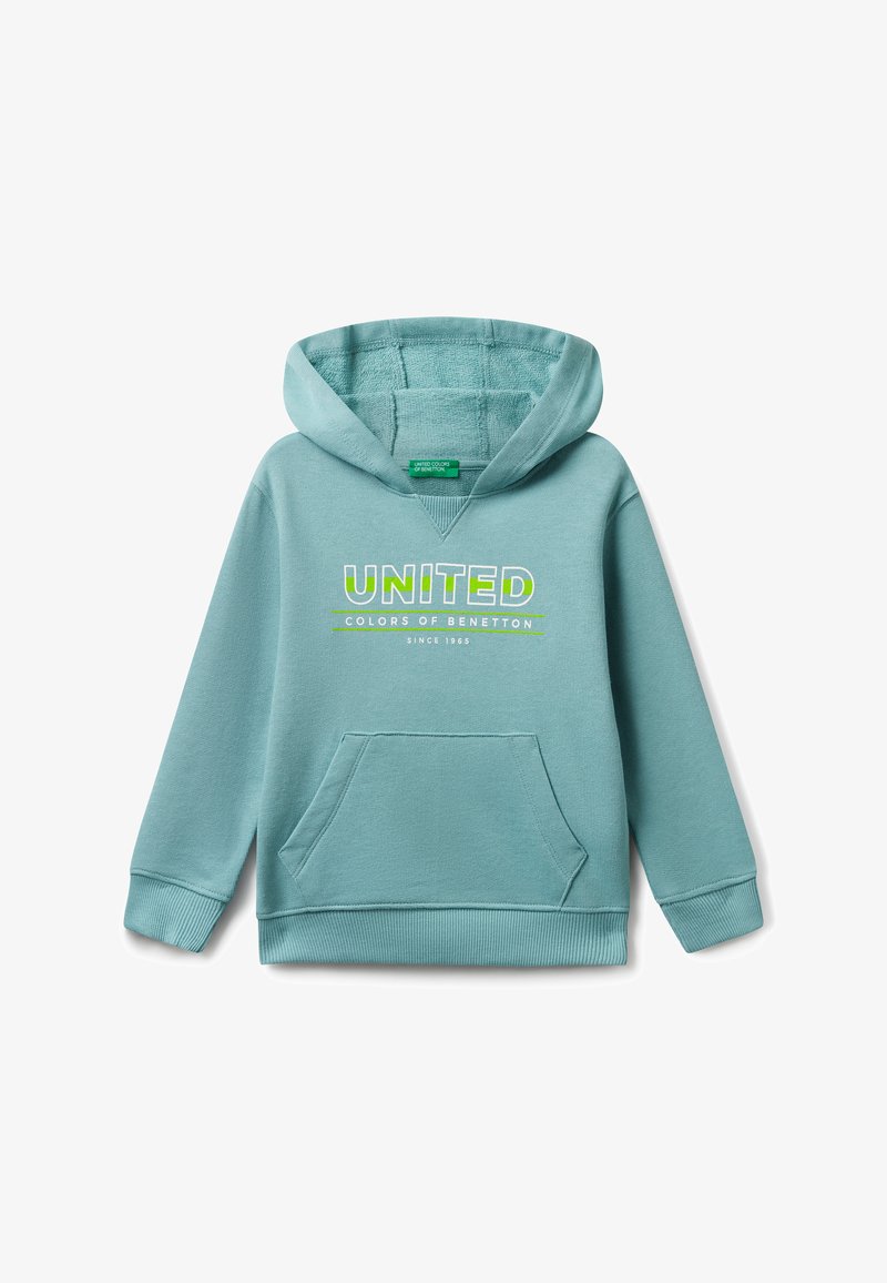 Sudadera con capucha de color azul claro, con bolsillo delantero y la inscripción "UNITED Colors of Benetton Since 1965" impresa en verde y blanco en el pecho.