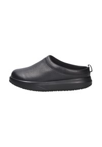 Scarpa nera slip-on con tomaia in pelle texturizzata, punta rotonda e suola in gomma spessa. Presenta un tab posteriore per facilitarne l'indossamento.