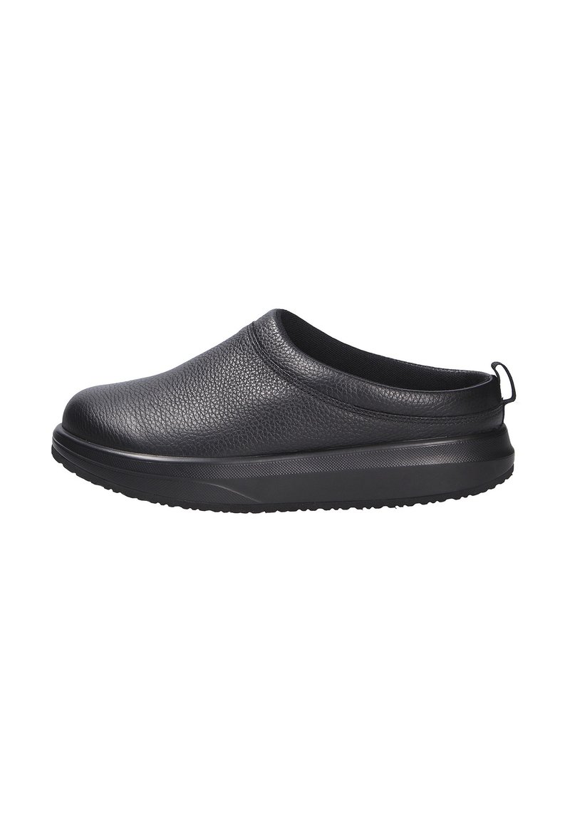 Scarpa nera slip-on con tomaia in pelle texturizzata, punta rotonda e suola in gomma spessa. Presenta un tab posteriore per facilitarne l'indossamento.