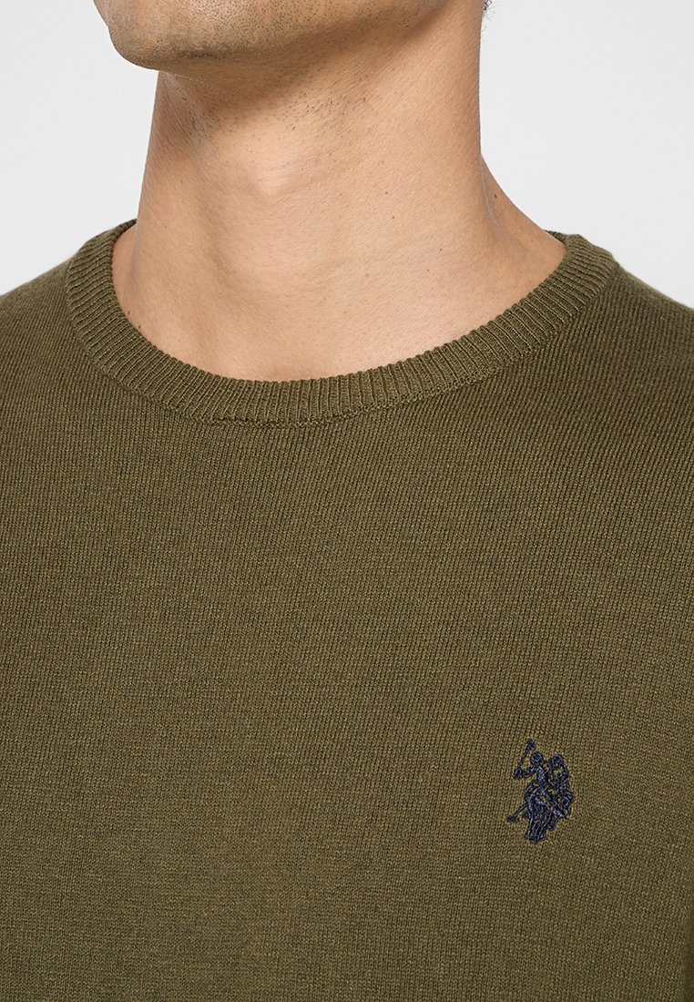 Maglione a maglia verde oliva con finitura texturizzata, collo rotondo e logo ricamato sul petto in blu scuro.