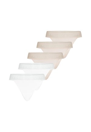 Pięć damskich stringów z koronkową lamówką w beżowym i białym kolorze, ułożonych diagonalnie na białym tle, częściowo na siebie nachodzących.