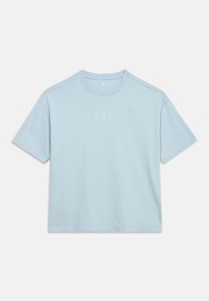 Lyseblå kortermet bomulls-T-skjorte med rund hals og tonalt "GAP"-logo brodert på brystet.