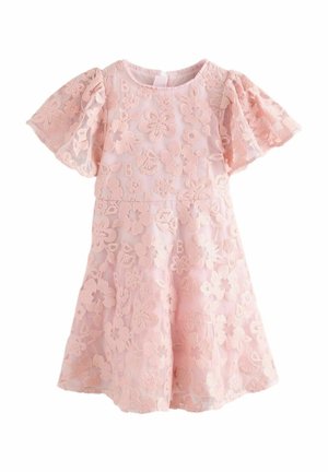 Robe rose en tissu transparent avec broderies florales et manches bouffantes, dotée d'un col rond et d'une jupe évasée.