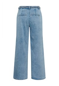 Svetlo modre široke kavbojke iz jeansa z vtkanim pasom, petimi zankami za pas in dvema zadnjima žepoma. Neobrabljeni rob doda sproščen zaključek.