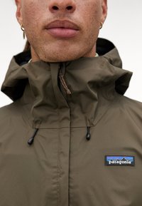 Patagonia TORRENTSHELL RAIN - Vízlepergető széldzseki - dunkelbraun