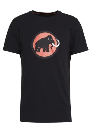 Schwarzes T-Shirt mit kurzen Ärmeln und einem roten Kreis, der eine Silhouette eines Mammuts mit weißen Stoßzähnen in der Mitte der Brust zeigt.
