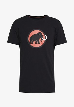 Schwarzes T-Shirt mit kurzen Ärmeln und einem roten Kreis, der eine Silhouette eines Mammuts mit weißen Stoßzähnen in der Mitte der Brust zeigt.